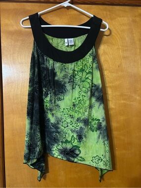 Sami & Jo Black Yoke Green Floral Handkerchief-Hem Tank